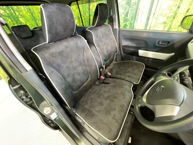 運転席まわりには十分なスペースがあり、大柄な方でもゆったり運転していただける環境です。