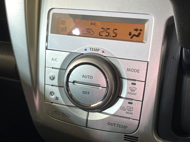 【オートエアコン】一度お好みの温度に設定すれば、車内の温度を検知し風量や温度を自動で調整。暑い…寒い…と何度もスイッチ操作をする必要はありません。快適な車内空間には必須の機能ですね♪