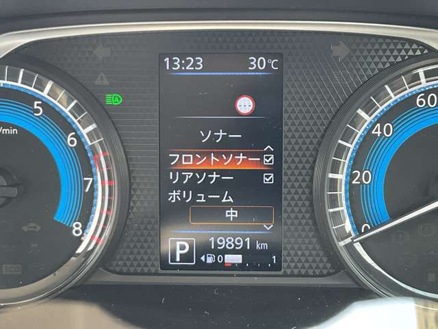 【ソナー】車両が障害物に近づくと、警告音で知らせてくれる機能です。