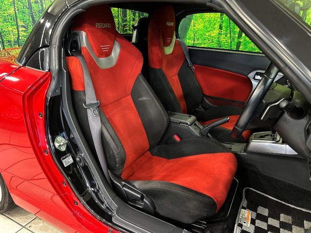 運転席シート廻りは使用感も少なく、良好な状態となっています。丁寧に使われていたことがよくわかりますね。