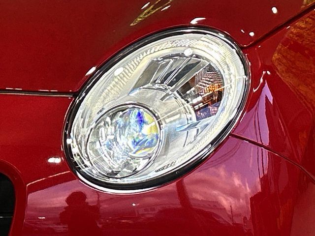 【LEDヘッドライト】悪天候や夜間走行時も良好な視界を確保し安心して運転できる高輝度LEDヘッドライトを装備！点灯速度が早く、消費電力も抑えられています。
