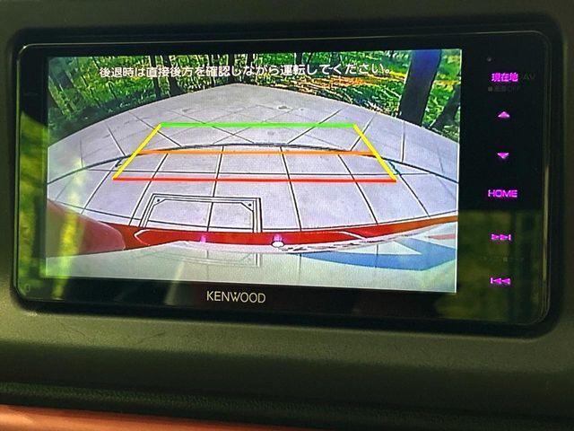 【バックカメラ】駐車時に後方がリアルタイム映像で確認できます。大型商業施設や立体駐車場での駐車時や、夜間のバック時に大活躍！運転スキルに関わらず、今や必須となった装備のひとつです！