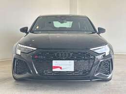 シャープなヘッドライトと存在感あるシングルフレームグリルが印象的なフロントマスク。低く構えたスタンスと力強いグリルが、走りへの期待を高めます。