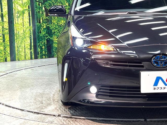【LEDヘッドライト】悪天候や夜間走行時も良好な視界を確保し安心して運転できる高輝度LEDヘッドライトを装備！点灯速度が早く、消費電力も抑えられています。