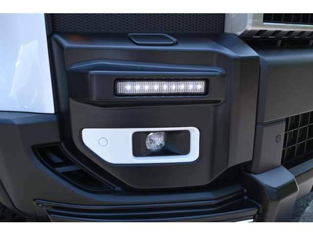 ■ヘッドライト下のLEDライトは、オリジナルパーツの【デイライトガーニッシュ】を装着！