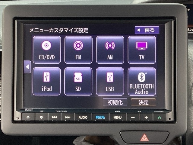 純正8インチナビ♪■フルセグTVやBluetoothで音楽が聴ける！■お手持ちのケータイから音楽を楽しむのにケーブルは抜き差し不要♪CDを入れ替える手間もなくなります！