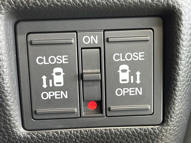 【両側電動スライドドア】運転席/助手席側とも電動スライドドアを装備。お子様の乗降りやお買い物の荷物の積み降ろしにも便利！さらに挟みこみ防止機構付きで安心です。