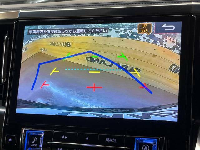 【バックカメラ】駐車時に後方がリアルタイム映像で確認できます。大型商業施設や立体駐車場での駐車時や、夜間のバック時に大活躍！運転スキルに関わらず、今や必須となった装備のひとつです！