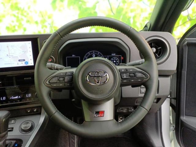 WECARSの展示場では実際に見て、触ってお車をお選びいただけます！知識の豊富な営業スタッフが様々なカーライフをご提案いたします！