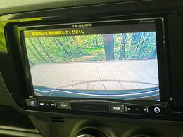 【バックカメラ】駐車時に後方がリアルタイム映像で確認できます。大型商業施設や立体駐車場での駐車時や、夜間のバック時に大活躍！運転スキルに関わらず、今や必須となった装備のひとつです！