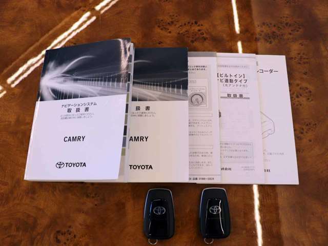 車検証ケース・取扱説明書・記録簿・新車時保証書・スマートキー×2ございます。