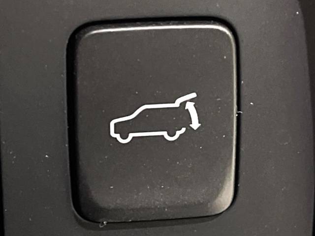【パワーバックドア】スマートキーや運転席のボタンを押すだけでリアゲートが自動で開閉します！荷物を持っている時や、高い位置にあるバックドアを閉める際に便利な機能です♪