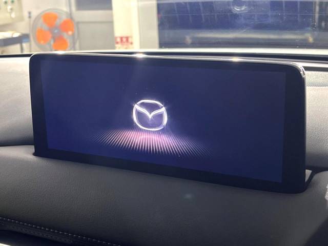 【10.25インチマツダコネクト】車内の雰囲気にマッチした大型ディスプレイ。スマホ接続でのナビ使用やBluetooth再生等、様々な機能が楽しめます。直感的なダイヤル操作が可能で、使い勝手も良好です。