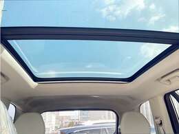 ◆サンルーフ/UVカット仕様の電動パノラマガラスサンルーフ。澄みきった青空を車内に取り入れ、爽快感あふれる毎日に