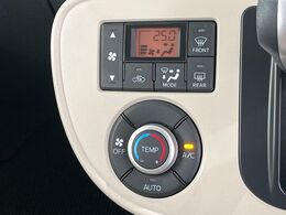 【オートエアコン】一度お好みの温度に設定すれば、車内の温度を検知し風量や温度を自動で調整。暑い…寒い…と何度もスイッチ操作をする必要はありません。快適な車内空間には必須の機能ですね♪