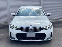 シャープなLEDヘッドライトと立体的なキドニーグリルによる引き締まったフロントマスク