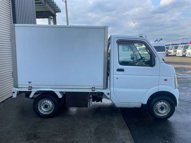 商用車・バン・トラック・バスコーナー！働く車達たくさん揃ってます！！地方の方・本州の方も気になるお車ありましたら、お気軽にお問い合わせご相談ください！！お越しの際は連絡頂けると幸いです。
