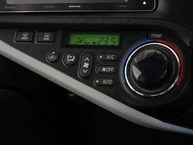車内を快適に、オートエアコンを装備してます。