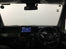 フロントガラスが大きく、ワイドな視界で運転もしやすくなるように設定されています。