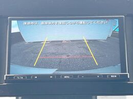 【バックカメラ】駐車時に後方がリアルタイム映像で確認できます。大型商業施設や立体駐車場での駐車時や、夜間のバック時に大活躍！運転スキルに関わらず、今や必須となった装備のひとつです！