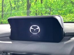 【純正ナビ】人気の純正ナビを装備しております。ナビの使いやすさはもちろん、オーディオ機能も充実！キャンプや旅行はもちろん、通勤や買い物など普段のドライブも楽しくなるはず♪