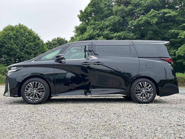 ご納車前には当社、又は提携工場にて法定点検を行い、点検整備記録簿を発行しお渡しさせて頂いております。