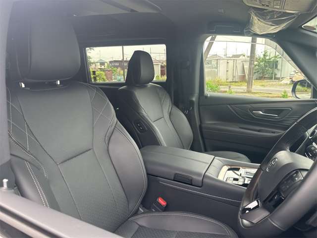 高級感のある黒を基調としたレザーシート（運転席）