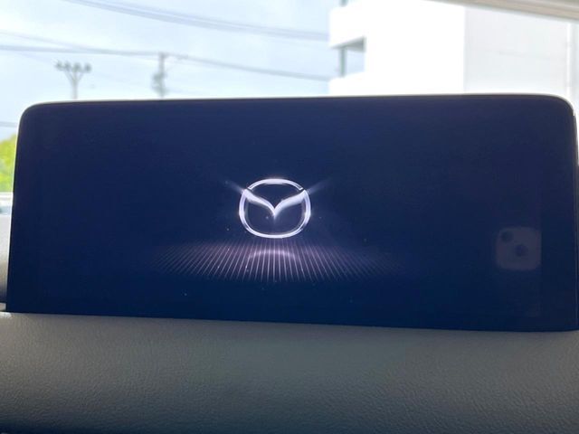 【10.25インチマツダコネクト】車内の雰囲気にマッチした大型ディスプレイ。スマホ接続でのナビ使用やBluetooth再生等、様々な機能が楽しめます。直感的なダイヤル操作が可能で、使い勝手も良好です。