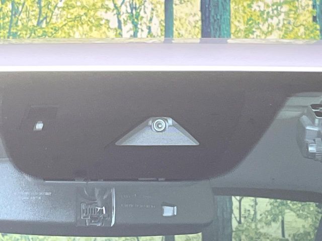 【i-ACTIVESENSE】走行中に前方の車両等を認識し、衝突しそうな時は警報とブレーキで衝突回避と被害軽減をアシスト。より安全にドライブをお楽しみいただけます。
