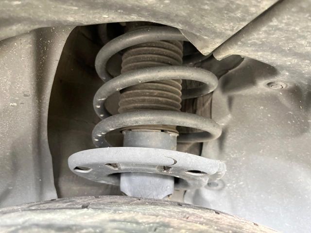 お車を安心してお乗りいただく為には、足回りの定期点検が欠かせません。サービスサポート（有償保証）では無料点検もご提供しており、安心のカーライフをお過ごしいただけるサポート体制が整っています。