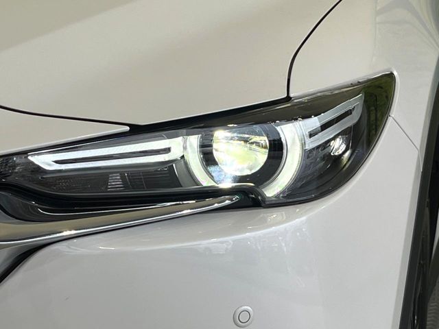 【LEDヘッドライト】悪天候や夜間走行時も良好な視界を確保し安心して運転できる高輝度LEDヘッドライトを装備！点灯速度が早く、消費電力も抑えられています。