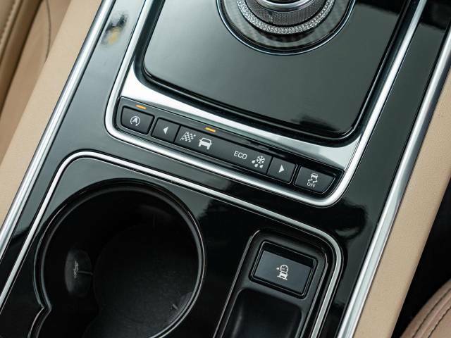 JaguarDriveコントロールは標準・ダイナミック・ウィンターの各モードを選択可能。ステアリング、スロットルレスポンス、シフトポイントを最適化。気分や路面状況にあわせてセレクトしてください。