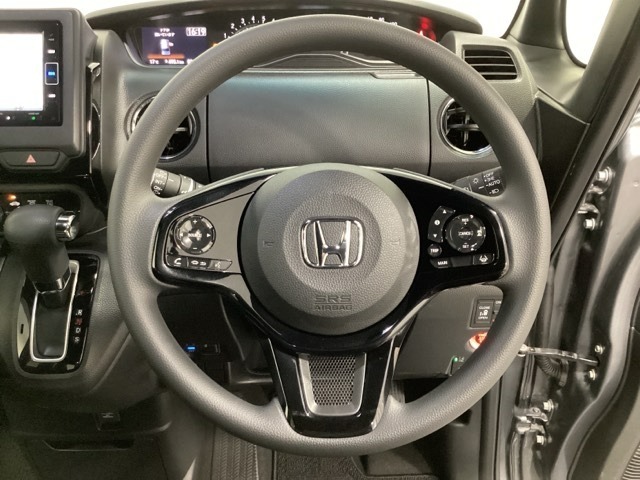 ハンドルにHondaセンシング系のクルーズコントロールやレーンキープアシストなどのスイッチと、オーディオの操作スイッチが装備されています。ハンドルから手を離さず安全に操作できます。