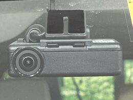 【ドライブレコーダー】安心・安全なカーライフに必須のドライブレコーダーを装備！走行中はもちろん、あおり運転や事故に遭遇した際の状況も映像で記録し、万一のリスクに備えます。