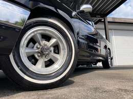 人気のハイラックススポーツピックアップトラック！タマ数少ないデラックスシングルキャブベースのカスマム車！エンケイ14ホイルホワイトリボンタイヤローダウン、リアメッキステップバンパーでスタイリッシュ！