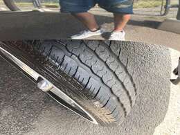 人気のハイラックススポーツピックアップトラック！タマ数少ないデラックスシングルキャブベースのカスマム車！エンケイ14ホイルホワイトリボンタイヤローダウン、リアメッキステップバンパーでスタイリッシュ！