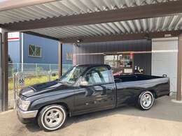 人気のハイラックススポーツピックアップトラック！タマ数少ないデラックスシングルキャブベースのカスマム車！エンケイ14ホイルホワイトリボンタイヤローダウン、リアメッキステップバンパーでスタイリッシュ！