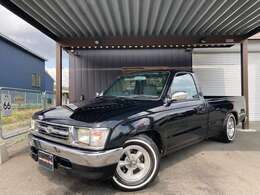 人気のハイラックススポーツピックアップトラック！タマ数少ないデラックスシングルキャブベースのカスマム車！エンケイ14ホイルホワイトリボンタイヤローダウン、リアメッキステップバンパーでスタイリッシュ！