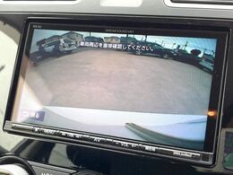 【バックカメラ】駐車時に後方がリアルタイム映像で確認できます。大型商業施設や立体駐車場での駐車時や、夜間のバック時に大活躍！運転スキルに関わらず、今や必須となった装備のひとつです！
