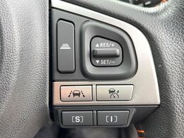 【全車速追従機能付クルーズコントロール】高速道路での長距離走行が楽に！！自動で速度を保つクルーズコントロールが、衝突軽減システムと連携し、前方の車両を感知して車間を保つように速度調節してくれます！！