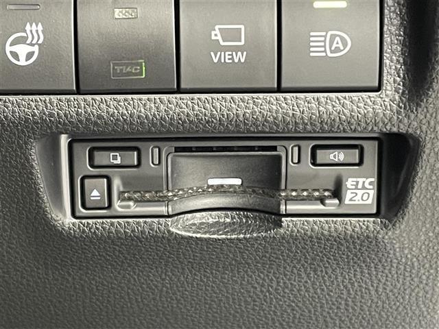 【ETC】有料道路を利用する際に料金所で停止することなく通過できる、ETC車載器（ノンストップ自動料金収受システム機器）が装備されています。セットアップを行うことで利用可能になります。