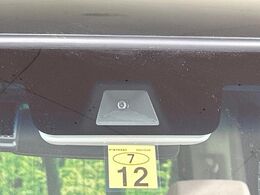 【ホンダセンシング】走行中に前方の車両等を認識し、衝突しそうな時は警報とブレーキで衝突回避と被害軽減をアシスト。より安全にドライブをお楽しみいただけます。