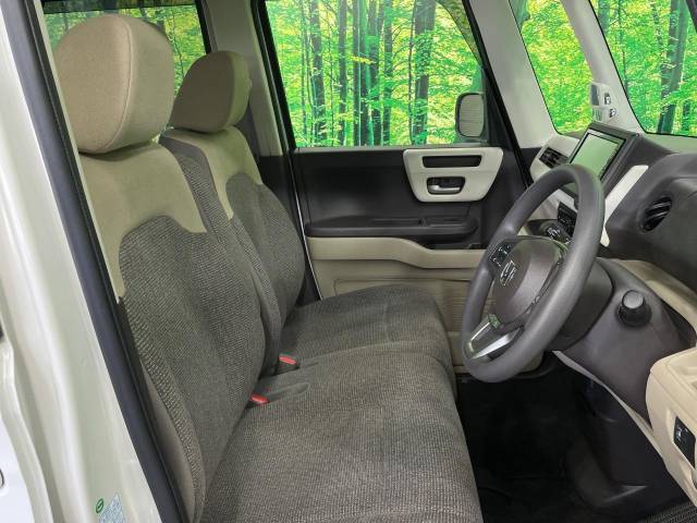 運転席まわりには十分なスペースがあり、大柄な方でもゆったり運転していただける環境です。
