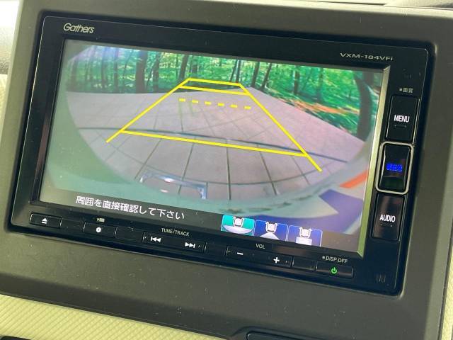 【バックカメラ】駐車時に後方がリアルタイム映像で確認できます。大型商業施設や立体駐車場での駐車時や、夜間のバック時に大活躍！運転スキルに関わらず、今や必須となった装備のひとつです！