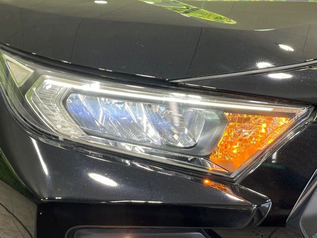 【LEDヘッドライト】悪天候や夜間走行時も良好な視界を確保し安心して運転できる高輝度LEDヘッドライトを装備！点灯速度が早く、消費電力も抑えられています。