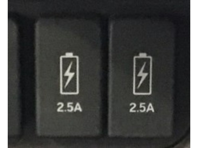 USBチャージャー搭載。スマートフォンなどの充電にとっても便利です