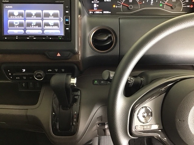 ホンダ純正メモリーナビ搭載なので、遠方へのドライブもお任せ下さい！ステアリング左手側にオーディオ関連のコントロールスイッチを配置しています。操作時は視線を逸らすことなく運転に集中できます