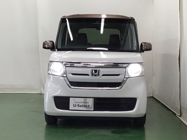 LEDヘッドライトを装備しています。LEDヘッドライトはとても明るく、雨の日や夜間走行も安全・安心です。オートライトコントロール付きで周囲の明るさに応じて自動で点灯・消灯します