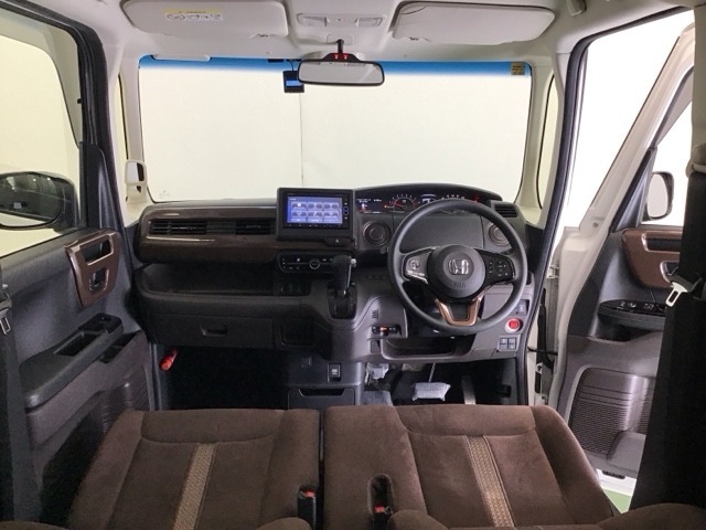 パーキングブレーキはフット式なので運転席と助手席の間はすっきり、移動も楽々です。さっと手が届く位置にATセレクトレバーやエアコンスイッチなどがあり操作性に優れています