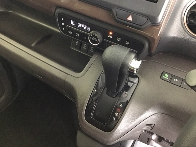 発進時から滑らかに加速する無段階変速のCVTはストップ/ゴーの多い街の中も快適です